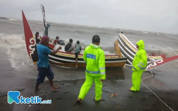 Perahu Karam Diterjang Ombak, Tiga Nelayan Situbondo Selamat