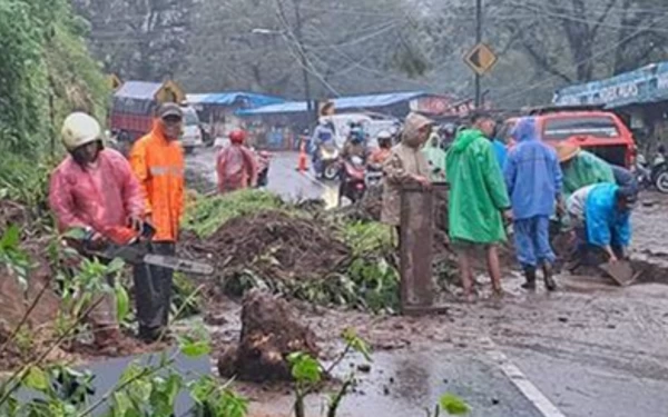 Thumbnail Berita - Hujan Seharian, Longsor Landa 4 Titik di Kota Batu