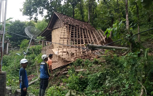 Thumbnail Cuaca Ekstrem di Situbondo, Pohon-pohon Tumbang dan Perahu Nelayan Tenggelam