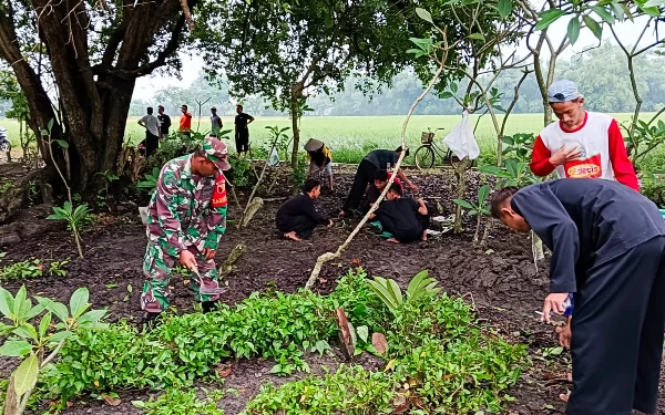 Thumbnail Berita - Sambut Ramadan, Babinsa Sumberrejo Bojonegoro dan Warga Bersih-Bersih Area Makam