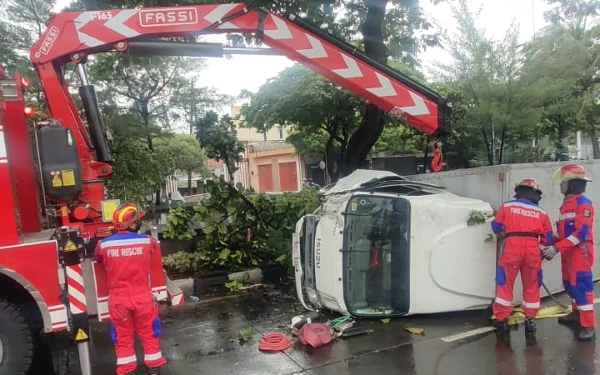 Thumbnail Mengantuk, Sehari Dua Truk Terguling di Surabaya