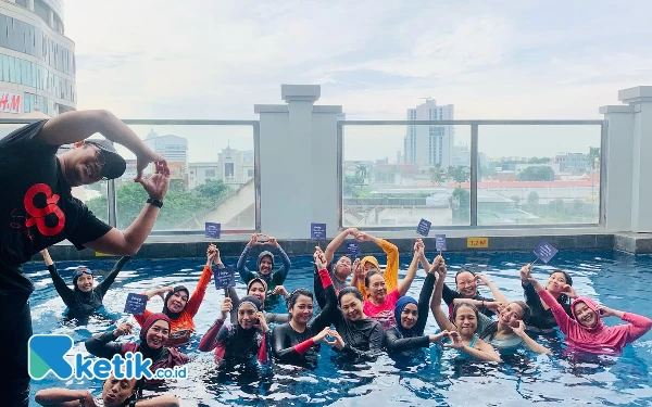 Thumbnail Berita - Peringati Hari Perempuan Internasional, Hotel Swiss Belinn Tunjungan Surabaya Adakan Yoga In The Pool