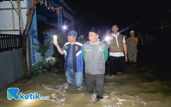 Thumbnail Pj Bupati Pamekasan Tinjau Lokasi Banjir, Beri Bantuan Makanan Siap Saji