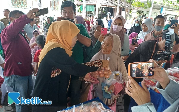 Thumbnail Berita - Hari Kelima Puasa, Khofifah Bagikan Telur untuk Ibu Hamil dan Beras untuk Lansia