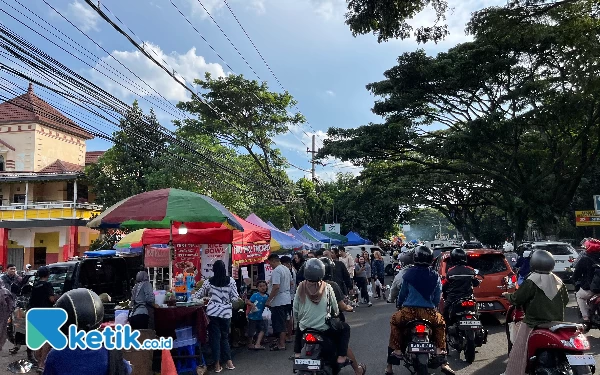 Thumbnail Berita - Pasar Takjil Kota Malang Meluber hingga Badan Jalan