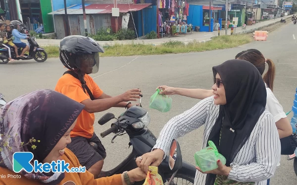 Thumbnail Berita - [Berita Foto] Serunya Bagi-Bagi Takjil SMK Negeri 2 Raja Ampat