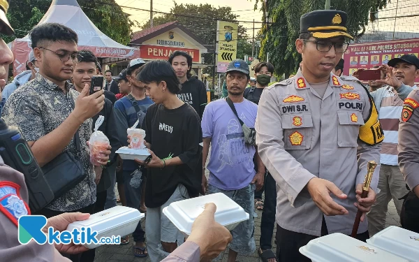 Thumbnail Berita - Kapolres Situbondo Bagikan Takjil Buka Puasa Untuk Pendemo