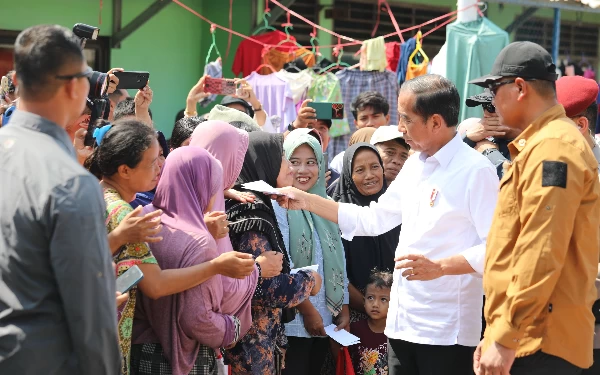 Thumbnail Berita - Kunjungi Korban Banjir di Demak, Presiden Jokowi Ingatkan untuk Jaga Lingkungan