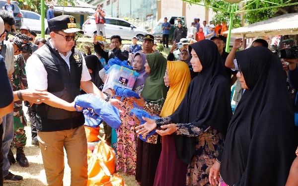 Thumbnail Berita - PJ Gubernur Jatim Pastikan Logistik dan Trauma Healing untuk Korban Gempa Bawean