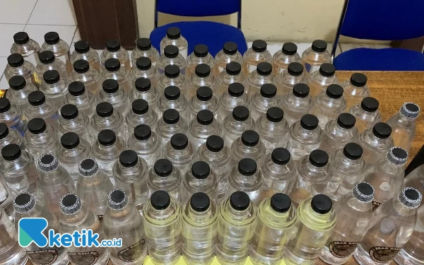 Thumbnail Berita - Operasi Pekat Semeru 2024, Polsek Banyuputih Situbondo Sita Ratusan Botol Miras