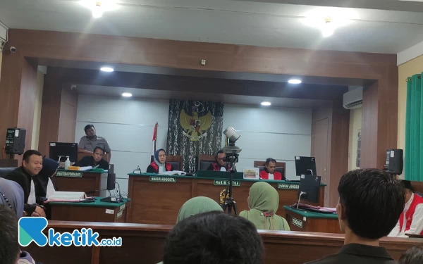 Thumbnail Sidang Pembunuhan Sekdes di Tuban, Istri Terdakwa Ungkap Perselingkuhannya dengan Korban