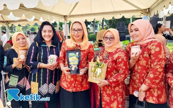 Thumbnail Berita - Produk DWP Bapenda Jatim Ludes Terjual di Bazar Ramadan DWP Jatim