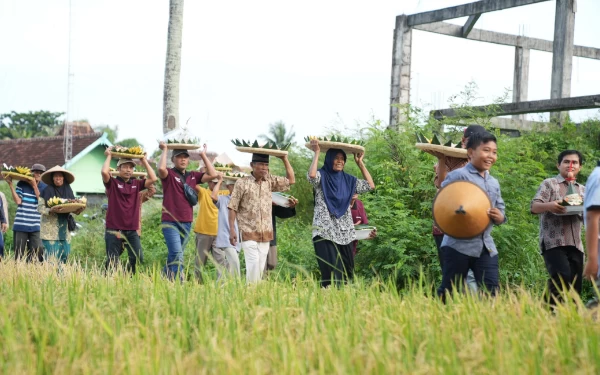 Thumbnail Berita - Lestarikan Tradisi Jelang Panen, Kelompok Tani Sleman Gelar Wiwitan Massal