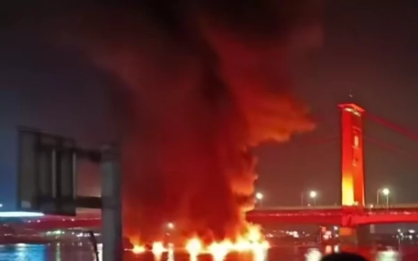 Thumbnail Berita - Kapal Terbakar dan Meledak Dekat Jembatan Ampera