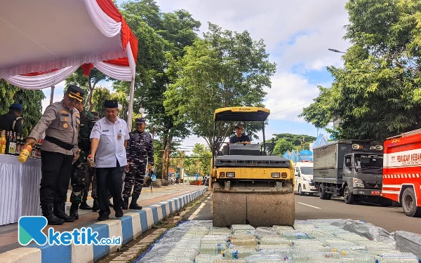 Thumbnail Berita - Jadi Pemicu Maksiat, 552 Liter Miras Ciu di Pacitan Dimusnahkan