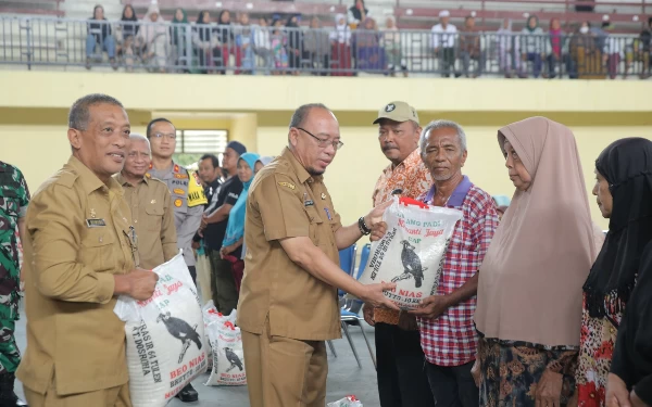 Bupati Asahan Serahkan Bantuan Beras 10Kg kepada Seribu Kaum Dhuafa