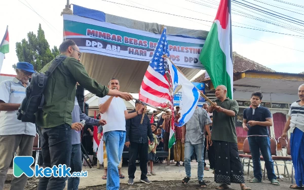 Thumbnail Berita - Wujud Dukungan untuk Palestina, DPD ABI Bondowoso Bakar Bendera Israel dan Amerika