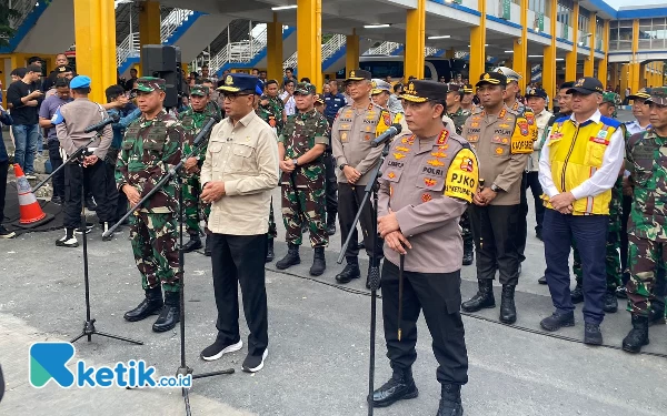 Thumbnail Berita - Angka Kecelakaan Jatim Tinggi, Kapolri Kunjungi Terminal Purabaya Pastikan Mudik Aman