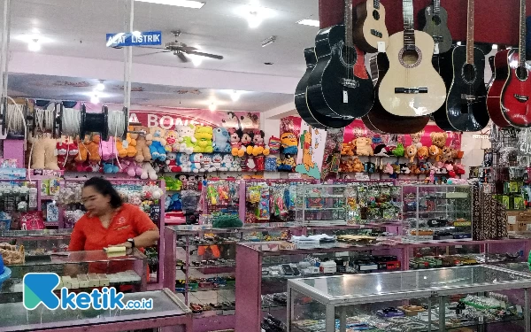 Thumbnail Lantai 2 Plaza Batu Kota Batu Jawa Timur yang merupakan zona aksesoris, alat musik dan main.(Foto: Sholeh/ketik.co.id)