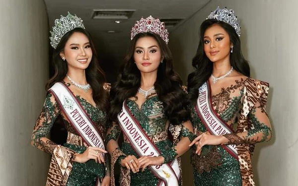 Thumbnail Berita - Mewah! Trio Sinaran Puteri Indonesia 2023 Kenakan Kebaya dengan Filosofi 'Cendana'