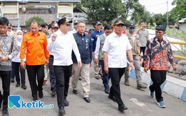 Pj Gubernur Jatim Tinjau Pemudik Bersama Menko PMK di Pelabuhan Jangkar Situbondo