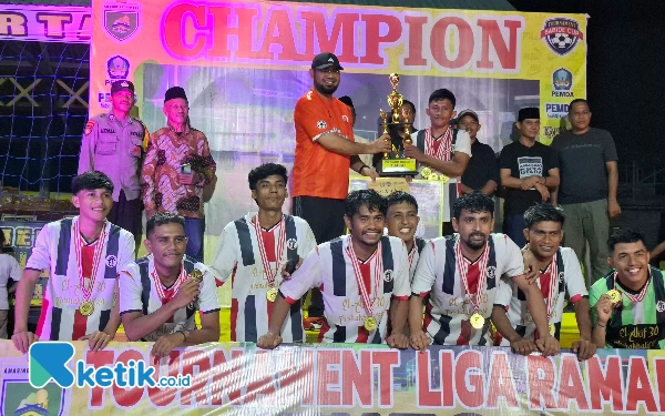 Thumbnail Berita - El Akif Fc Juara  Liga Ramadan Futsal Babide Cup VIII 2024. Bupati Bassam Beri Bonus THR ke Tim Juara