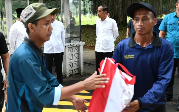 Jelang Lebaran, Jokowi Bagi-Bagi Sembako ke 1.000 Ojol di Istana