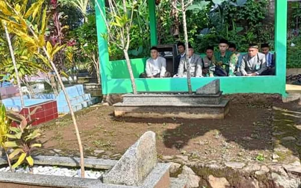 Thumbnail Berita - Lebaran Tiba, Masyarakat di Cianjur Gelar Ziarah Kubur