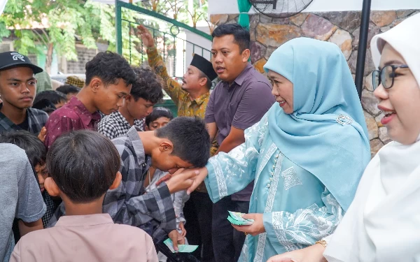 Thumbnail Gelar Open House, Ratusan Masyarakat Padati Kediaman Khofifah