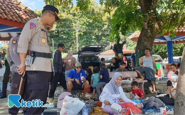 Thumbnail Berita - Patroli di Wisata Bahari Pasir Putih, Ini Pesan Kapolres Situbondo