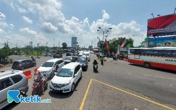 Thumbnail Berita - Hari Kelima Lebaran, Arus Lalu Lintas di Simpang Mengkreng dan Branggahan Kediri Padat Merayap