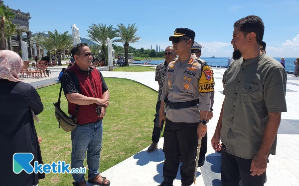 Thumbnail Berita - Patroli di Rest Area dan Wisata Pantai Utama Raya, Kapolres Situbondo Ingatkan Pengunjung Waspada