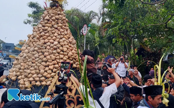 Thumbnail Berita - Ratusan Warga Kota Batu Berebut Berkah Grebeg Kupat Tumpeng Syawalan