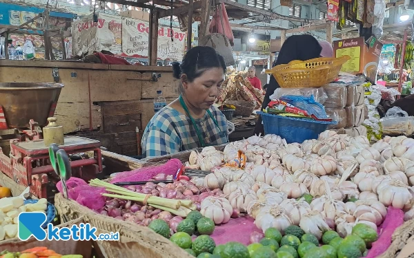 Thumbnail Berita - Pasokan Tersendat, Harga Bawang Merah di Jember Masih Melambung Tinggi