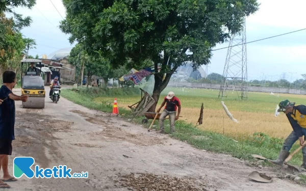 Thumbnail Berita - DPUTR Kabupaten Bandung Tanggap Langsung Perbaiki Jalan Rusak Menuju Stasiun Whoosh Tegalluar