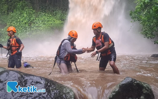 Tim SAR Gabungan Evakuasi 3 Pengunjung Terjebak di Air Terjun Way Lalaan Tanggamus