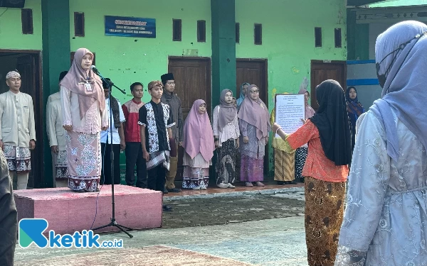 Thumbnail Berita - Peringati Hari Kartini, SMKN Klabang Upacara dengan Kenakan Kebaya