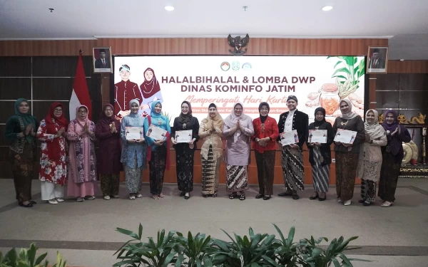 Thumbnail Berita - Peringati Hari Kartini, DWP Kominfo Jatim Gelar Lomba Fashion Show  dan Menghias Empon-Empon