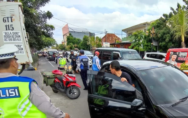 Aparat Gabungan Tertibkan Parkir Sembarangan di Kota Madiun