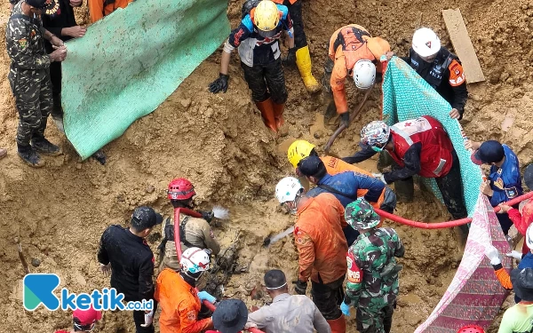 Thumbnail Berita - Tim SAR Gabungan Temukan 3 Jasad yang Tertimbun Longsor Garut