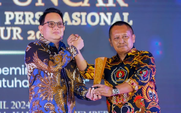 Sukses Jaga Pemilu Kondusif di Jatim, Pj Gubernur Adhy Karyono Terima Prapanca Award