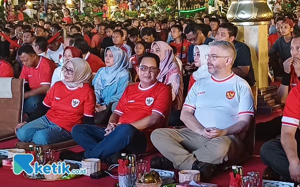 Thumbnail Berita - Pemprov Jatim Gelar Nobar Timnas di Grahadi, 5000 Porsi Makan Gratis Temani Penonton