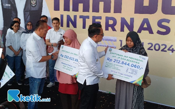 Thumbnail Perayaan May Day Pj Gubernur Jatim Adhy Karyono memberikan santunan dari BPJS Ketenagakerjaan, Rabu (1/5/2024). (Foto: Khaesar/Ketik.co.id)