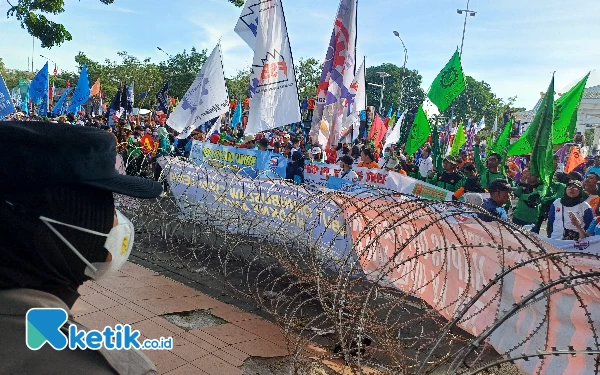 Thumbnail Polwan tampak mengawasi jalanya demo buruh agar berjalan tertib dan aman, Rabu (1/5/2024). (Foto: Khaesar/Ketik.co.id)