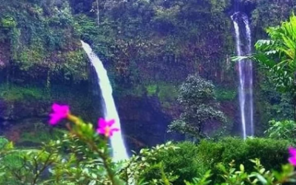 Thumbnail Daya Tarik Curug Ciparay Tasikmalaya, Diapit Gunung Dinding Ari dan Karacak