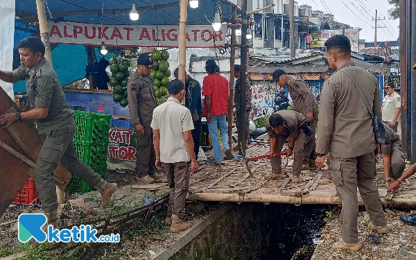 Satpol PP Kota Batu Tertibkan PKL Pelanggar Perda