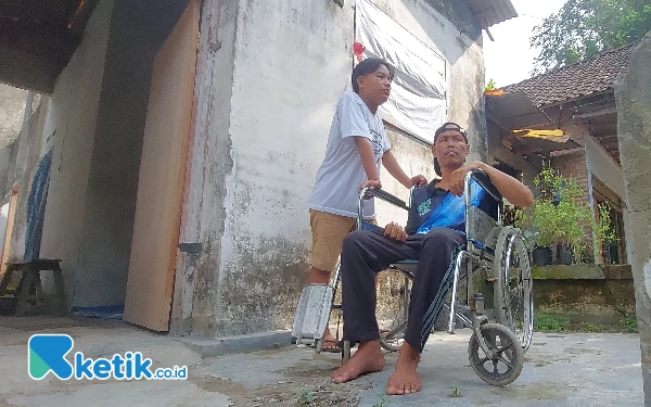 Thumbnail Berita - Kisah Adit, Bocah SMP di Kediri Rawat Orang Tua Stroke, Akhirnya Dapat Bantuan Pemkab