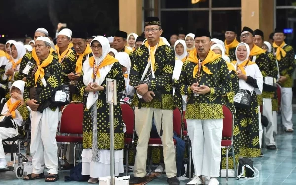 Thumbnail Berita - Dilepas Bupati Aji, 306 Jemaah Haji Pacitan 2024 Berangkat ke Baitullah