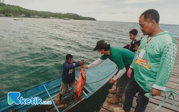 Thumbnail Peserta Obi Fishing Tournament Harita Nickel menyerahkan Hasil Tangkapan ke Panitia Minggu, (12/5/2024) (Foto Humas Harita Nickel For Ketik.co.id)