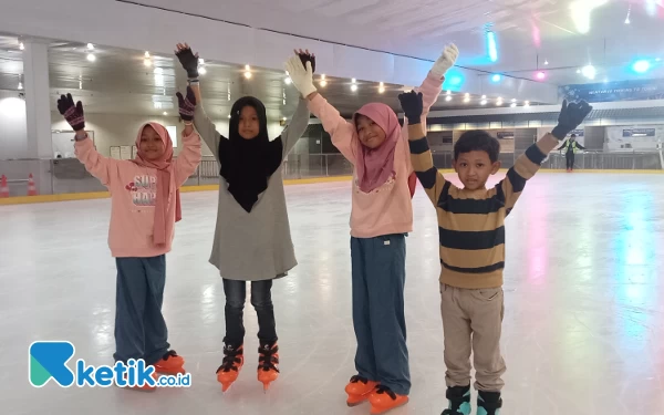 Thumbnail Berita - Intip Keseruan Bermain Ice Skating Terbesar se-Surabaya Hanya di Maspion Square